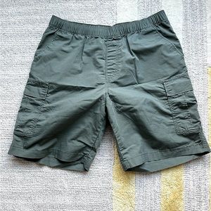 UNIQLO CARGO SHORTS. DRAWSTRING SINCH WAIST 33-36 INCHES